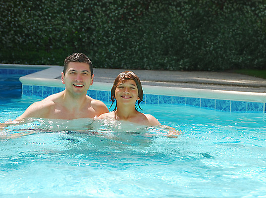 포토 JPG 해외이미지 백인 라이프스타일 남자 행복 아들 어린이 스포츠 가족 관계 휴가 함께함 건강 사랑 미소 소년 야외 두명 10대 물 여름 파란색 청춘 여행객 맑음 수영 기쁨 젖음 아빠 닫기 결합 해외202004 해외포토 자연요소 서양인 계절 감정 컬러 컨셉 모션 청소년 날씨 표정 사람 생활 수상스포츠 파일형식 이미지허브