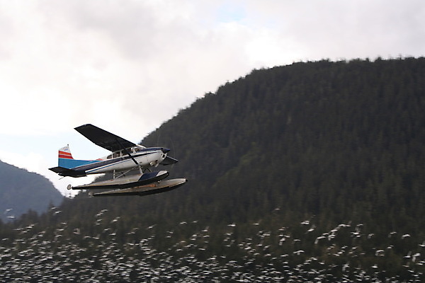포토 JPG 해외이미지 바다 여행 날개 교통시설 휴가 비행기 사람없음 물 파란색 여행객 도착 항공 프로펠러 택시 분무기 이륙 엔진 네비게이션 대패 착륙 수평선 해외202004 해외포토 자연요소 컬러 교통 항공교통 승용차 자동차 대중교통 사람 시설 파일형식 이미지허브