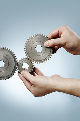 포토 JPG 해외이미지 손 손가락 함께함 관리 사람없음 금속 기계 과학기술 잡기 바퀴 치아 오브젝트 톱니바퀴 전염 시스템 정비공 기어 공학 옛날 해외202004 해외포토 교육 컨셉 모션 재질 기술 신체부위 소화기관 기술자 질병 감염 파일형식 이미지허브