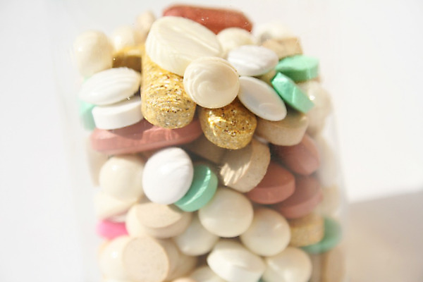 포토 JPG 해외이미지 산업 유리 건강 사람없음 치료 초록색 컬러풀 알약 약 노란색 고통 흰색 약초 질병 약국 허브 처방 테라피 중독 조제 보충 고립 마약 복용 치료제 항생제 해외202004 해외포토 식물 감정 컬러 의학 재질 뷰티 풀_식물 만들기 파일형식 이미지허브