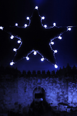 포토 JPG 해외이미지 실루엣 별 크리스마스 전구 하늘 전등 거리 요정 사람없음 장식 빛 어둠 램프 도시 도심 콘센트 야간 큼 대문 스카이라인 야광 예루살렘 이스라엘 점화 해외202004 해외포토 자연요소 기념일 조명 촬영기법 문 크기 서아시아 파일형식 이미지허브