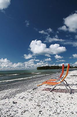 포토 JPG 해외이미지 나무 구름 공원 호수 바다 가구 의자 휴가 휴식 앉기 잔디 사람없음 야외 초록색 여름 파란색 태양 맑음 침묵 줄무늬 흰색 휴게실 휴양지 해외202004 해외포토 자연요소 식물 계절 공공시설 컬러 생활용품 컨셉 무늬 모션 날씨 소리 장소 파일형식 이미지허브