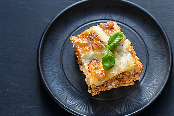 포토 JPG 해외이미지 접시 음식 조각 백그라운드 잎 토마토 부분 치즈 파스타 육류 요리 사람없음 빨간색 초록색 식당 검은색 식사 저녁식사 어둠 이탈리아 소고기 시골 클래식 닫기 정상 자르기 밀 굽기 지중해 허브 향신료 메뉴 정사각형 반죽 서빙 후추 바질 점심식사 라자냐 볼로냐 막 해외202004 해외포토 도형 식물 식기 유럽 바다 컬러 컨셉 채소 식재료 모션 유제품 곡류 서양음식 상점 이탈리아음식 구이 향미료 파일형식 이미지허브