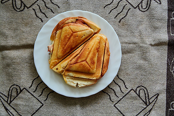 포토 JPG 해외이미지 접시 음식 빵 조각 다이어트 주방용품 아침 치즈 주택 샌드위치 건강 육류 요리 사람없음 갈색 주방 식사 저녁식사 기계 튀김 흰색 기구 시골 신선 뜨거움 황금 삼각형 맛 그릴 아침식사 만취 속도 햄 토스트 점심식사 채식주의자 해외202004 해외포토 주간 도형 식기 컬러 생활용품 컨셉 식재료 유제품 건물 채식 술취함 파일형식 이미지허브