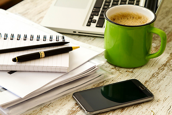 포토 JPG 해외이미지 직업 라이프스타일 커피 음료 인터넷 비즈니스 통신 모바일 주택 사람없음 컵 노트북 스마트폰 핸드폰 스터디 컴퓨터 사무실 펜 공책 흰색 키보드 기록 업무 작업 네트워크 이메일 연결 무선전화기 읽기 분석 보고서 전자 단절 프리랜서 해외202004 해외포토 식기 컬러 컨셉 모션 문구용품 건물 생활 전자제품 스마트기기 학습 필기구 전화기 파일형식 이미지허브