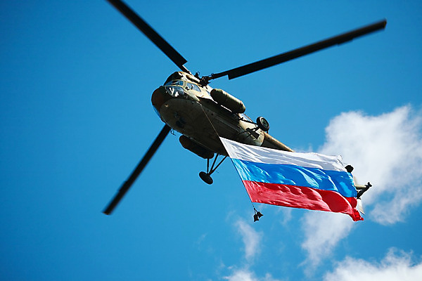 포토 JPG 해외이미지 구름 날개 하늘 사람없음 파란색 햇빛 태양 헬리콥터 항공 프로펠러 엔진 스카이라인 곡예비행 대패 해외202004 해외포토 자연요소 컬러 비행기 비행 파일형식 이미지허브