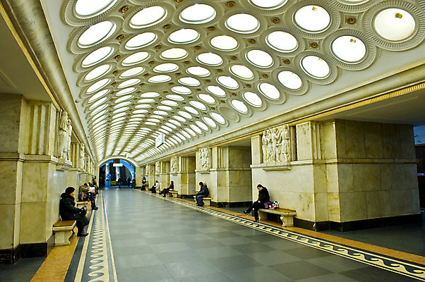 포토 JPG 해외이미지 직업 라이프스타일 여자 여행 비즈니스 교통시설 모션 아침 스트레스 사람 성인 사람없음 내부 파란색 기차 도시 시간 전철 역 군중 소프트포커스 도착 속도 출퇴근 러시아 장면 승객 지하 일반 단상 모스크바 선로 해외202004 해외포토 주간 유럽 육상교통 컬러 교통 대중교통 촬영기법 생활 시설 파일형식 이미지허브