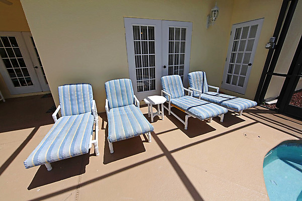 포토 JPG 해외이미지 나무 스포츠 쿠션 의자 탁자 휴식 주택 수영장 사람없음 물 파란색 스크린 수영 스파 그물 재산 갑판 새장 해외202004 해외포토 자연요소 식물 컬러 가구 컨셉 배_교통 건물 금융 수상스포츠 케이지 파일형식 이미지허브