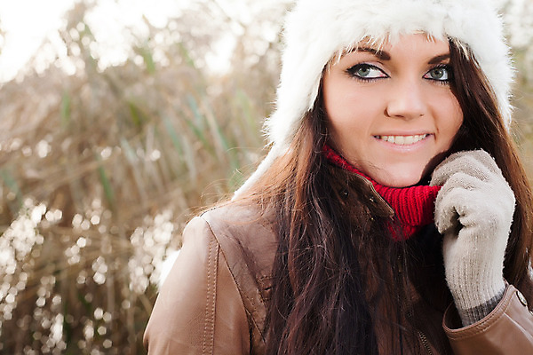 포토 JPG 해외이미지 백인 모델 라이프스타일 옷 계절 공원 여자 행복 유럽 컨셉 잎 겨울 자연 갈색머리 한명 사람 야외 빨간색 컬러풀 유행 추위 흰색 숲 9월 10월 캡모자 해외202004 해외포토 서양인 식물 모자_잡화 1 헤어스타일 공공시설 감정 나라 컬러 생활 날짜 생태계 파일형식 이미지허브