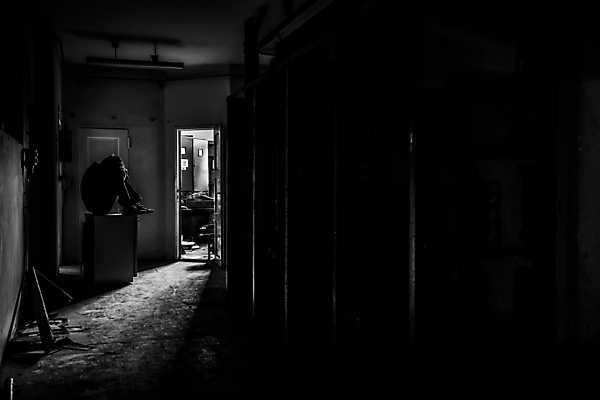 포토 JPG 해외이미지 벽 백그라운드 창문 출입구 바닥 주택 프레임 실내 그림자 사람없음 내부 건물 빛 반사 문 검은색 어둠 방 슬픔 죽음 도시 판넬 복도 터널 천장 통로 불행 종료 우울증 해외202004 해외포토 건축물 감정 길 컬러 질병 파일형식 이미지허브