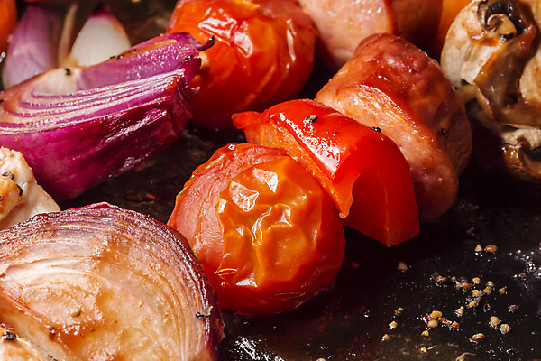포토 JPG 해외이미지 음식 토마토 양파 파프리카 요리 사람없음 빨간색 보라색 버섯 소시지 꼬치 닫기 그릴 바비큐 준비 적양파 초리조 해외202004 해외포토 컬러 채소 모션 주방용품 가공식품 파일형식 이미지허브