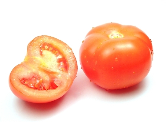 포토 JPG 해외이미지 토마토 채소 과일 재료 실내 사람없음 빨간색 물 식사 흰색 신선 떨어짐 자르기 먹기 부드러움 고립 숙성 작살 해외202004 해외포토 자연요소 컬러 컨셉 모션 내부 감각 파일형식 이미지허브