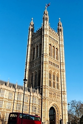 포토 JPG 해외이미지 배너 영어 건축양식 영국 잉글랜드 주택 사람없음 파란색 탑 깃발 런던 국회 왕국 해외202004 해외포토 문자 건축물 건축 유럽 컬러 건물 파일형식 이미지허브