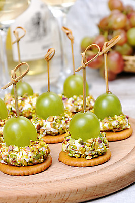 포토 JPG 해외이미지 실내 사람없음 아웃포커스 크래커 애피타이저 청포도 나무접시 해외202004 해외포토 접시 음식 포도 촬영기법 내부 쿠키 파일형식 이미지허브