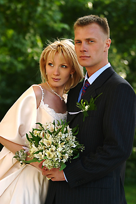 포토 JPG 해외이미지 꽃 행복 꽃다발 결혼 사랑 두명 가운 순수 준비 해외202004 해외포토 식물 옷 감정 컨셉 사람 이벤트 파일형식 이미지허브