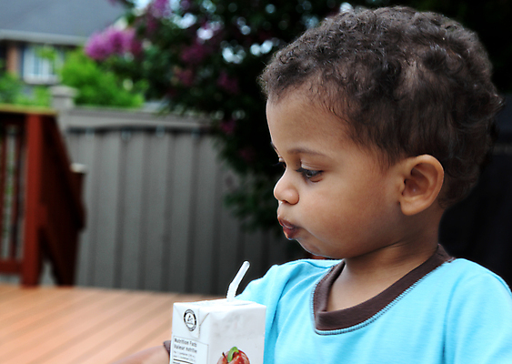 포토 JPG 해외이미지 음료 어린이 건강 한명 소년 주스 마시기 사과 상쾌 밀짚 해외202004 해외포토 1 남자 감정 과일 모션 사람 짚 파일형식 이미지허브