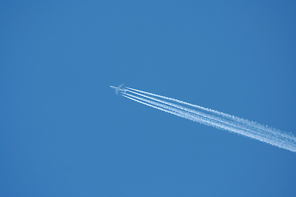 포토 JPG 해외이미지 주간 하늘 비행기 사람없음 야외 파란색 연기 제트기 비행운 해외202004 해외포토 자연요소 컬러 항공교통 대중교통 파일형식 구름_자연 이미지허브