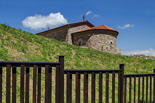 포토 JPG 해외이미지 나무 구름 벽 하늘 산 졸업생 사람없음 목재 울타리 교회 마을 바위 타일 타운 말리 복원 불가리아 해외202004 해외포토 자연요소 식물 재료 졸업 종교건축 건물 담장 돌_바위 도시 파일형식 남유럽 이미지허브
