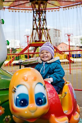포토 JPG 해외이미지 1 라이프스타일 행복 얼굴 어린이 놀이 사랑 한명 사람 성인 파란색 기쁨 자유 해외202004 해외포토 감정 컬러 컨셉 생활 신체부위 파일형식 이미지허브