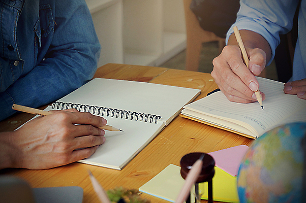 포토 JPG 해외이미지 나무 학생 공원 여자 교육 지도 가이드 안내 함께함 사람 앉기 동양인 성인 사람없음 야외 책 친구 단어 노트북 독서 강사 교사 우정 그룹 계획 대표 경영자 리더 다민족 가정교사 개발 경영 소셜 힙스터 멘토링 해외202004 해외포토 식물 직업 문자 공공시설 패션 컨셉 비즈니스 관계 모션 인종 전자제품 파일형식 이미지허브