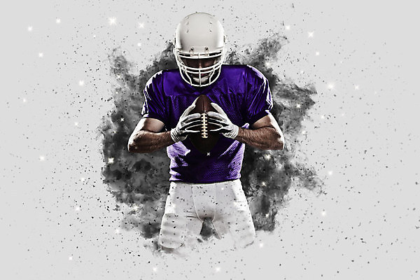 포토 JPG 해외이미지 남자 스포츠 유니폼 공 한명 사람 운동복 보라색 미식축구 축구 미국 헬멧 럭비공 미식축구선수 해외202004 해외포토 1 옷 컬러 북아메리카 운동선수 구기 보호장비 럭비용품 파일형식 이미지허브