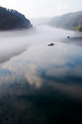 포토 JPG 해외이미지 구름 여행 자연 아침 산 어류 어업 풍경 사람없음 야외 세로 초록색 물 여름 파란색 강 달리기 반사 중국 침묵 흐름 안개 보트 매끈함 숲 장면 낚시꾼 지역 해외202004 해외포토 주간 자연요소 계절 산업 아시아 컬러 컨셉 배_교통 모션 날씨 수중동물 소리 감각 생태계 파일형식 이미지허브