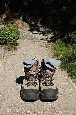 포토 JPG 해외이미지 라이프스타일 스포츠 신발 자연 양말 부츠 사람없음 야외 초록색 갈색 검은색 산책 트래킹 하이킹 회색 쌍 해외202004 해외포토 컬러 레저 휴식 생활 생태계 파일형식 이미지허브