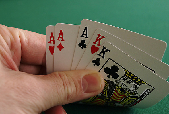 포토 JPG 해외이미지 손 놀이 탁자 사람없음 게임 잡기 우승 신용카드 행운 도박 위험 왕 카지노 클럽 기회 포커 라스베가스 승자 에이스 해외202004 해외포토 가구 컨셉 모션 신체부위 금융 최고 트럼프 파일형식 이미지허브