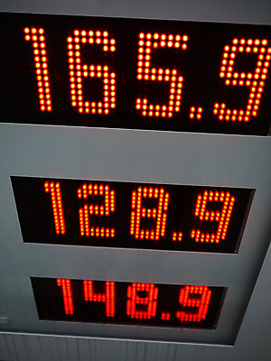 포토 JPG 해외이미지 사람없음 빨간색 빛 숫자 자료 역 휘발유 가격 사인 연료 가스 주도 해외202004 해외포토 문자 컬러 교통시설 예절 석유 파일형식 이미지허브