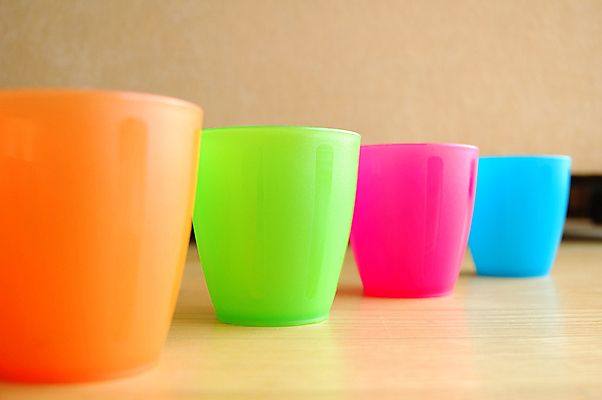 포토 JPG 해외이미지 음료 오렌지 표면 바닥 사람없음 컵 빨간색 초록색 파란색 컬러풀 주방 머그컵 원형 4 해외202004 해외포토 도형 식기 컬러 과일 숫자 파일형식 이미지허브