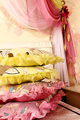 포토 JPG 해외이미지 디자인 꽃 밧줄 백그라운드 패턴 건축양식 창문 베개 주택 기술 실내 매달리기 사람없음 내부 장식 소파 갈색 침실 직물 커튼 화려 고급 우아함 실크 자수 접기 해외202004 해외포토 식물 건축 줄 컬러 컨셉 무늬 의자 침구 모션 건물 파일형식 이미지허브