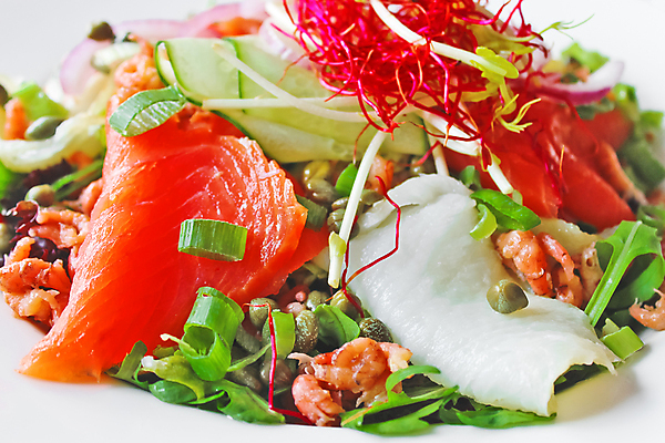 포토 JPG 해외이미지 접시 음식 바다 조각 백그라운드 잎 다이어트 토마토 채소 재료 양파 오이 새우 건강 어류 요리 사람없음 빨간색 초록색 식당 보라색 식사 저녁식사 샐러드 흰색 신선 맛 상추 먹기 허브 해산물 준비 매움 날것 소금 연어 후추 내추럴 점심식사 해외202004 해외포토 식물 식기 컬러 컨셉 모션 갑각류 상점 수중동물 향신료 파일형식 이미지허브