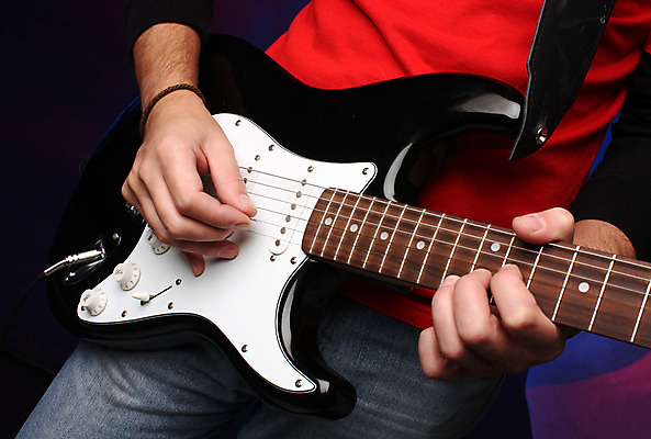 포토 JPG 해외이미지 남자 줄 음악 놀이 관리 사람없음 빨간색 검은색 공연 연주자 음악가 기구 기타 청바지 선택 예술가 기타리스트 뮤지컬 실행 팝 해외202004 해외포토 직업 컬러 컨셉 바지 현악기 문화예술 사람 이벤트 파일형식 이미지허브