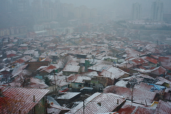 포토 JPG 해외이미지 실루엣 겨울 지붕 벽돌 아파트 주택 파노라마 사람없음 추위 안개 도시 타일 천장 광장 커뮤니티 이익 타운 서식지 스카이라인 타입 이웃 눈보라 교외 왜곡 폭설 해외202004 해외포토 계절 날씨 눈_날씨 촬영기법 건물 자연재해 파일형식 이미지허브