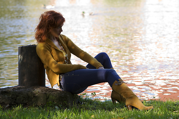 포토 JPG 해외이미지 나무 백인 라이프스타일 옷 계절 공원 여자 얼굴 잎 자연 휴식 한명 서기 사람 성인 야외 빨간색 초록색 물 강 햇빛 반사 갈색 유행 화목 자유 가을 청바지 우아함 숲 혼자 해외202004 해외포토 자연요소 서양인 식물 1 공공시설 컬러 컨셉 바지 모션 생활 신체부위 태양 생태계 파일형식 이미지허브