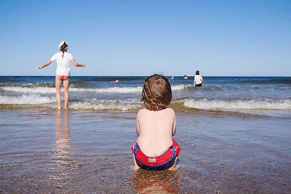 포토 JPG 해외이미지 백인 라이프스타일 어린이 파도 바다 가족 자연 놀이 소년 야외 세명 물 여름 언니 남동생 해외202004 해외포토 자연요소 서양인 계절 남자 관계 사람 생활 생태계 자매 동생 파일형식 이미지허브