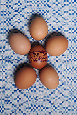 포토 JPG 해외이미지 전통 계절 음식 백그라운드 패턴 자연 부활절 사람없음 목재 장식 빨간색 파란색 수건 컬러풀 농장 노란색 계란 축제 봄 수확 흰색 시골 축하 5월 심볼 질감 내추럴 해외202004 해외포토 나무 기념일 컬러 컨셉 무늬 농업 재료 위생용품 알 날짜 생태계 파일형식 이미지허브