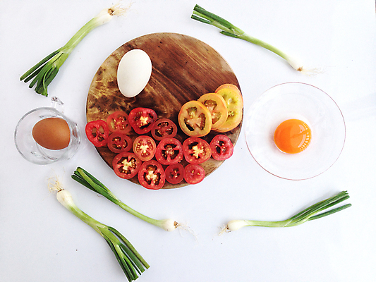 포토 JPG 해외이미지 토마토 식재료 방울토마토 단면 실내 사람없음 계란 흰배경 파 나무도마 해외202004 해외포토 백그라운드 채소 도마 내부 목재 알 흰색 파일형식 이미지허브
