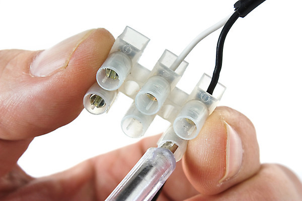 포토 JPG 해외이미지 손 백그라운드 사람없음 전선 흰색 기구 연결 현재 해외202004 해외포토 컬러 컨셉 신체부위 파일형식 이미지허브