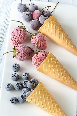 포토 JPG 해외이미지 접시 열매 음식 백그라운드 부분 탁자 딸기 아이스크림 디저트 사람없음 목재 장식 여름 식당 냉동 얼음 카페 추위 견과류 백발 흰색 신선 체리 그룹 닫기 달콤 맛 정상 시원함 크림 블루베리 서리 모음 원뿔 와플 고립 정물화 젤라또 프로스팅 해외202004 해외포토 자연요소 도형 나무 식물 헤어스타일 식기 계절 컬러 가구 컨셉 과일 재료 모션 상점 그림 제빵 파일형식 이미지허브