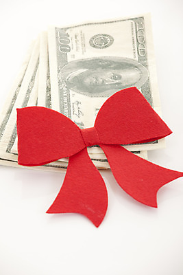 포토 JPG 해외이미지 1 리본 종이 백그라운드 컨셉 크리스마스 지폐 돈 비즈니스 포장 성공 휴가 선물 사람없음 빨간색 금융 경제 쇼핑 세일 우주 달러 저축 성장 흰색 축하 재산 구매 활 결제 이익 기부 계산서 대출 고립 해외202004 해외포토 기념일 컬러 파일형식 이미지허브