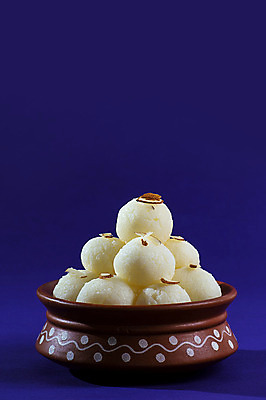 포토 JPG 해외이미지 디저트 사람없음 도자기 원형 사기그릇 인도음식 라스굴라 해외포토 도형 그릇 음식 치즈 동양음식 파일형식 이미지허브