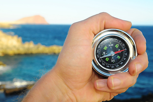 포토 JPG 해외이미지 손 남자 도로 바다 여행 백그라운드 컨셉 지도 비즈니스 가이드 화살 아이디어 사람없음 금속 장비 탐험 수확 공구 선택 위험 나침반 방향 사인 검색 투자 위치 북쪽 동쪽 네비게이션 남쪽 경도 방법 서쪽 오리엔테이션 원정 위도 지리 해외202004 해외포토 직업 길 농업 교통시설 재질 사람 신체부위 도구 파일형식 이미지허브