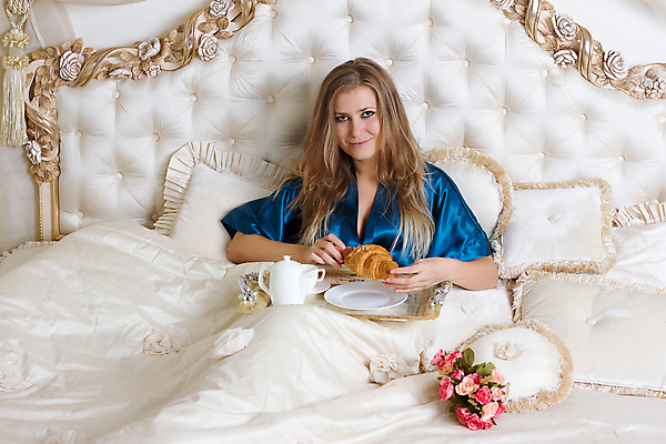 포토 JPG 해외이미지 백인 여자 음식 아침 휴식 쟁반 실내 한명 미소 상반신 성인 앞모습 기댐 침대 잡기 차 아침식사 성인여자한명만 해외202004 해외포토 주간 서양인 1 음료 뷰포인트 가구 컨셉 모션 표정 사람 내부 식사 여자한명만 성인여자만 파일형식 이미지허브