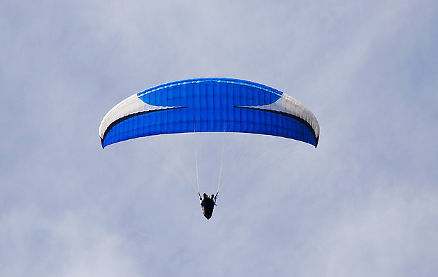 포토 JPG 해외이미지 스포츠 하늘 항해 기술 취미 사람없음 파란색 비행 위험 스카이다이빙 항공 낙하산 글라이더 착륙 해외202004 해외포토 컬러 컨셉 배_교통 익스트림스포츠 파일형식 이미지허브