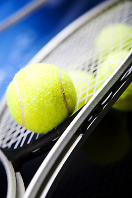 포토 JPG 해외이미지 실내 근접촬영 사람없음 아웃포커스 테니스 테니스라켓 테니스용품 테니스공 해외202004 해외포토 스포츠용품 뷰포인트 공 촬영기법 내부 구기 라켓 파일형식 이미지허브