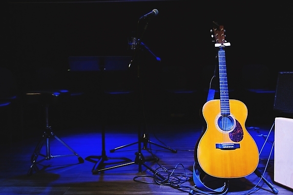 포토 JPG 해외이미지 문화 음악 백그라운드 의자 놀이 여러명 사람없음 목재 빛 파티 금속 쪽지 축제 확성기 소리 콘서트 공연 음악가 무대 기구 기타 구멍 역사 클래식 연습 마이크 쇼 목 기타리스트 주인 재즈 멜로디 뮤지컬 스페인어 철강 팝 생존 해외202004 해외포토 나무 직업 음향기기 가구 다수 컨셉 재료 재질 현악기 문화예술 사람 이벤트 신체부위 연주자 파일형식 이미지허브