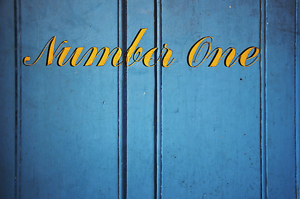 포토 JPG 해외이미지 텍스트 주택 사람없음 파란색 숫자 문 금속 해외202004 해외포토 문자 컬러 재질 건물 파일형식 이미지허브