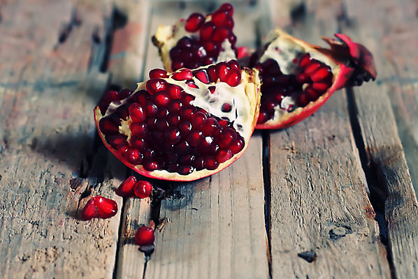 포토 JPG 해외이미지 계절 음식 조각 백그라운드 과일 재료 자연 건강 씨앗 사람없음 목재 빨간색 컬러풀 식사 가을 가득함 유기농 날것 석류 숙성 채식주의자 해외202004 해외포토 나무 식물 웰빙 컬러 생태계 채식 파일형식 이미지허브