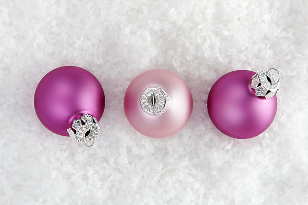 포토 JPG 해외이미지 분홍색 크리스마스장식 크리스마스 실내 사람없음 장식볼 세개 오브젝트 흰배경 일렬 오너먼트 해외202004 해외포토 기념일 컬러 백그라운드 3 내부 장식 흰색 파일형식 이미지허브